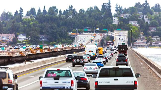 Traffic heading to the Seattle suburb of Mercer Island. A lobbying effort stopped in the rules committee a bill that would have modeled truck-idling provisions in Washington state after those in California. (peeterv/Getty Images)